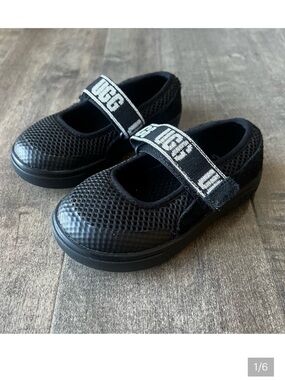 UGG Toddler Rennon Skimmer Sneakers
 Size 9